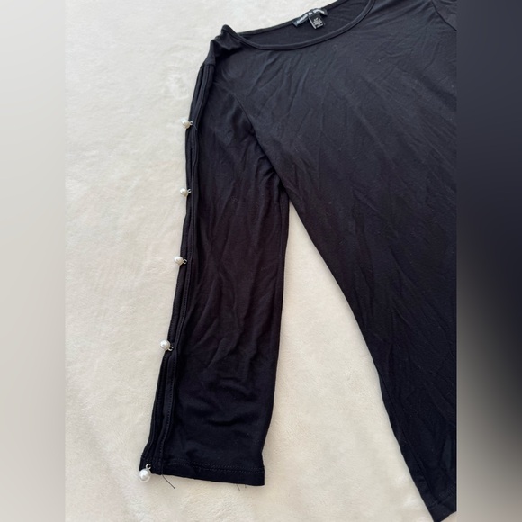 Cable & Gauge Black Shirt with Pearls on Cut Out Longsleeves
Like New
Size Small - Picture 4 of 7